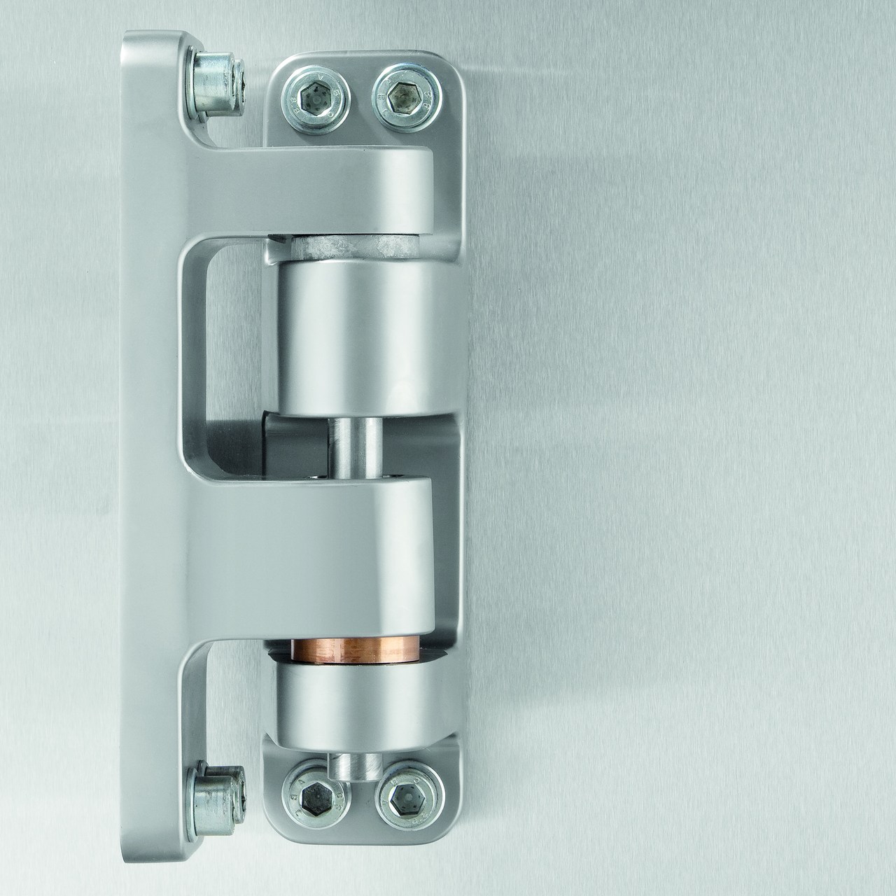 STUV MAXIFLEX Pro Schwerlastscharnier aus Edelstahl, gesandstrahlt, montiert an einer aufliegenden Tür mit 90 mm Überschlag