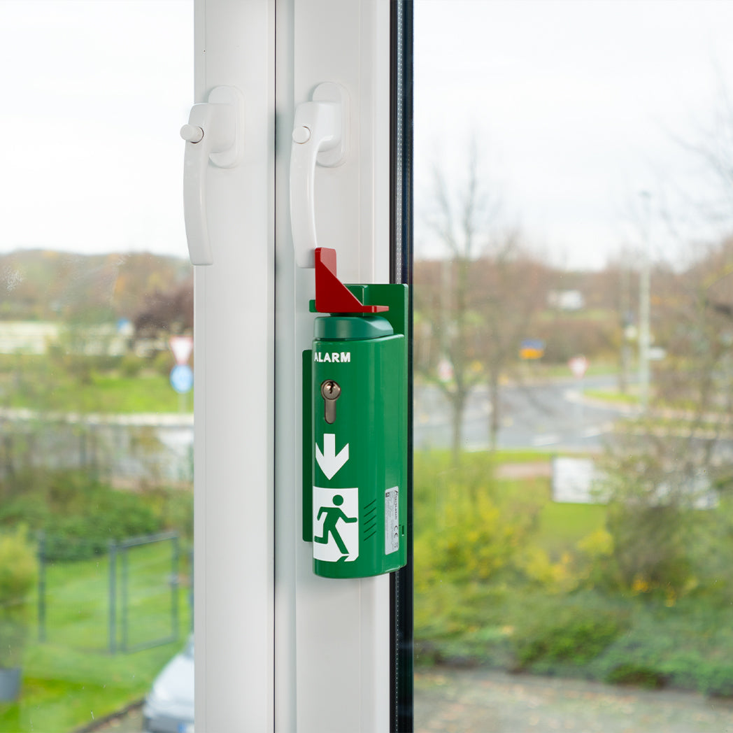 AlertLatch Fensterwächter Basic – Montage an Rahmenfenster, rechte Seitenansicht